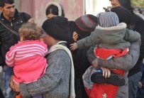 İNSAN KAÇAKÇISI - Çanakkale'de 71 Mülteci Yakalandı