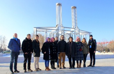 Erzurum'un Tarihi Çifte Minareli Medresesini Buzla Yaptı