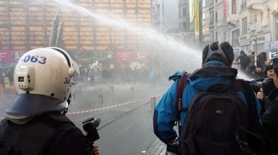 Galatasaray Meydanı'nda İzinsiz Gösteriye Polis Müdahalesi
