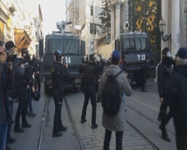 Galatasaray Meydanı'nda Korsan Gösteriye Polis Müdahelesi