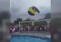 NOEL BABA - Paraşütle atlayan Noel Baba yere çakıldı!