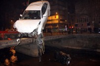 İSLAMOĞLU - Yarıştıkları İddia Edilen İki Araç, Yoldan Çıkarak Dereye Uçtu Açıklaması 4 Yaralı