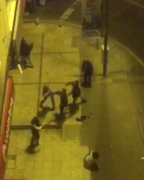 Tartıştıkları Kadınları Tekme Tokat Dövdüler