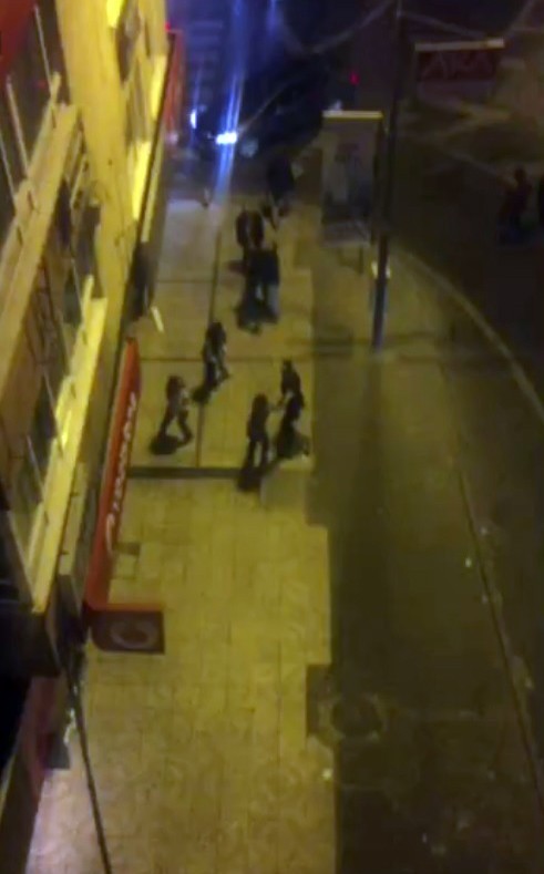 Tartıştıkları Kadınları Tekme Tokat Dövdüler