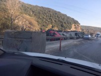 MERMERLER - Bursa İstanbul Yolunu Kilitleyen Kaza