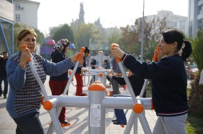 Konak'ta Parklar Spor Salonu Gibi