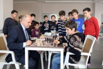 SERVET TAZEGÜL - Vali Çakacak Miniklerle Satranç Oynadı