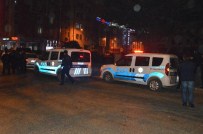 İSLAMOĞLU - Arkadaşına Kızdı, Yoldan Geçen Aracın Önüne Atladı