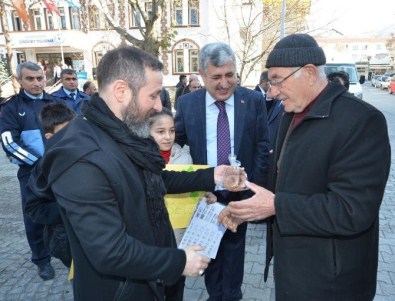 Başkan Polat Ve Sanatçı Öge, Kandil Simidi Dağıttı
