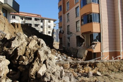 İstinat Duvarı Yıkılan Apartmanda Tehlike Devam Ediyor