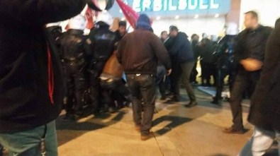 İzmir'de İzinsiz Gösteri Yapan Gruba Polisten Müdahale
