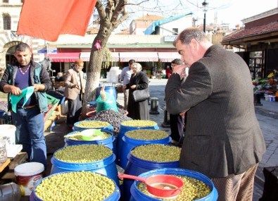 Giydiği Şalvarla Zeytin Yiyen Canan Karatay'a Gaziantep'ten Destek