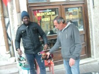 DUYGU SÖMÜRÜSÜ - Senegal'deki Ailesine Destek İçin Eskişehir'de Çalışıyor