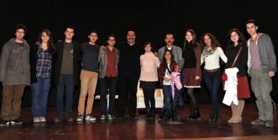 Üniversiteli Gençler 'Çöp Tenekesi'ni İlgiyle İzledi