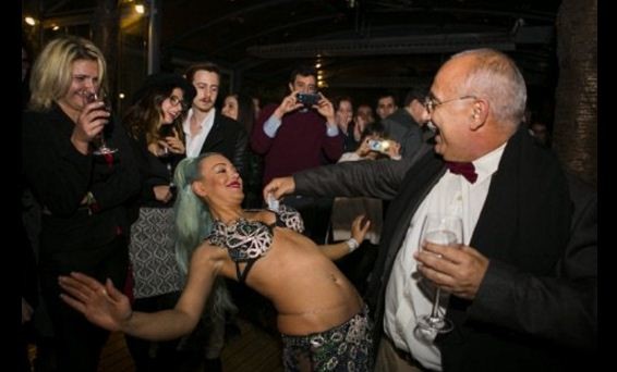 Nişanyan'ın dansözlü doğumgünü kutlaması