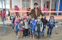 RAMAZAN AYDIN - Köy Okuluna Bilgisayar Ve Perde Yardımı