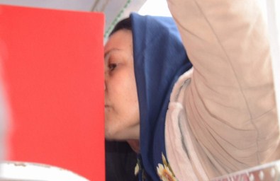 Şehit Oğula Son Öpücük