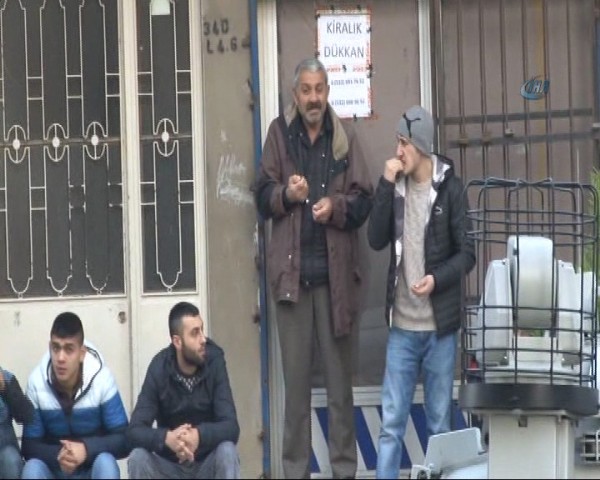 Polis operasyonunlarında vatandaşın çekirdek keyfi