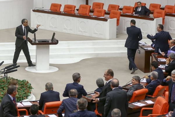 Meclis'te 'Kimsin sen?' kavgası