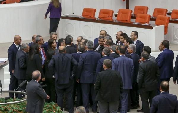 Meclis'te 'Kimsin sen?' kavgası