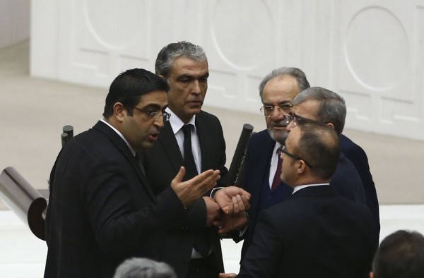 Meclis'te 'Kimsin sen?' kavgası