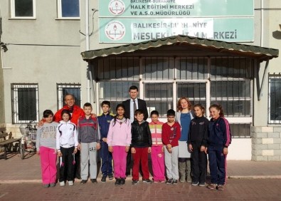 Burhaniye'de Küçük Sporcular Halk Eğitimi Ziyaret Etti