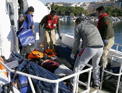 Dikili'de sığınmacıları taşıyan tekne battı