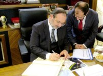 AHMET ÇELIK - Diyanet İşleri Başkanı Görmez'i Duygulandıran Hediye