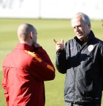 WESLEY SNEIJDER - Galatasaray'da Sneıjder Günü Tedaviyle Geçirdi