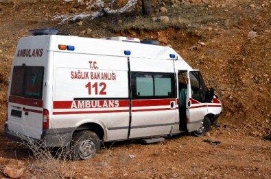 Kelkit'te Görevden Dönen Ambulans Kaza Yaptı Açıklaması 2 Yaralı