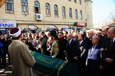 'Oflu İsmail'in Cenaze Töreninde Kalabalık Sokağa Taştı