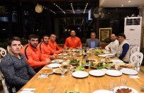 ERHAN ÜSTÜNDAĞ - Pehlivanlara Moral Ziyareti