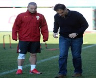 WESLEY SNEIJDER - Sneijder Günü Tedaviyle Geçirdi