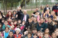 BÜLENT KERIMOĞLU - Bakırköy'de Çocuklar Meyveyi Dalından Koparıp Yiyecek