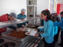 Bursluluk Sınavını Kazanan Öğrenciler Okula Yemek Verdi