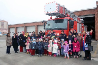 İtfaiye Her Yaştan Vatandaşı Eğitiyor
