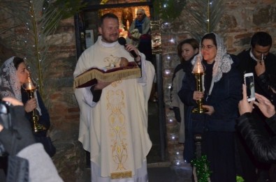 Meryem Ana Evi'nde Düzenlenen Noel Gecesinde Barış İçin Dua Edildi