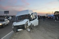 İBRAHIM AVCı - Yolcu Minibüsü İle Otomobil Çarpıştı Açıklaması 2 Ölü, 3 Yaralı