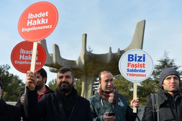 ODTÜ önünde 'İbadet' eylemi