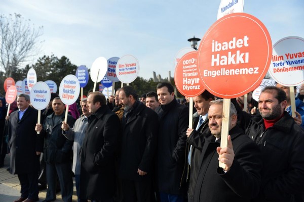 ODTÜ önünde 'İbadet' eylemi