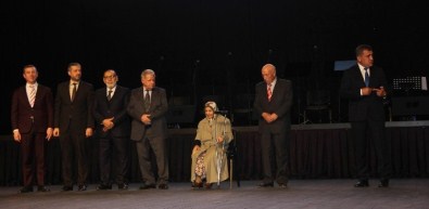 Gaziantep'in Kurtuluşunun 94. Yıldönümünde Plaket Ve Ödül Yağmuru
