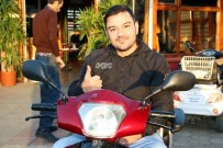 BAYRAM ZİYARETİ - Iraklı Engelli Genç Samsun'da Hayata Yeniden Tutundu