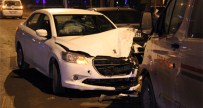 Kaza Yapan Sürücü Aracını Bırakıp Kaçtı