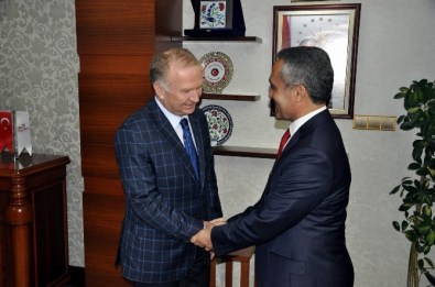 Nevşehirli İş Adamları Ve Bürokratları Derneği Vali Ceylan'ı Ziyaret Etti