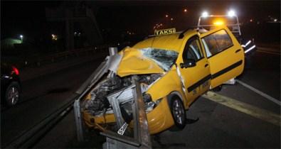 Ticari Taksi Bariyerlere Girdi Açıklaması 1 Yaralı