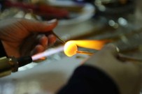 YILDIRAY ÇINAR - Atık Camlar Maharetli Ellerde Sanata Dönüşüyor