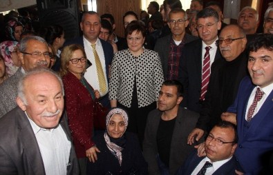 Partililerin Bakanla Fotoğraf Çektirme Yarışı