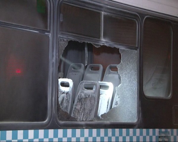 Seyir halindeki otobüse molotoflu salıdırı