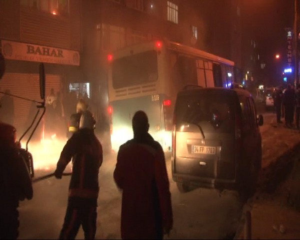 Seyir halindeki otobüse molotoflu salıdırı