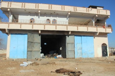 Arazi Kavgasında Kadınlar 3 Evi Ateşe Verdi